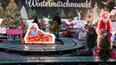 Para pekerja memasang dekorasi Natal di pusat kota Frankfurt am Main, Jerman, pada tanggal 21 November 2024. (Kirill KUDRYAVTSEV/AFP)