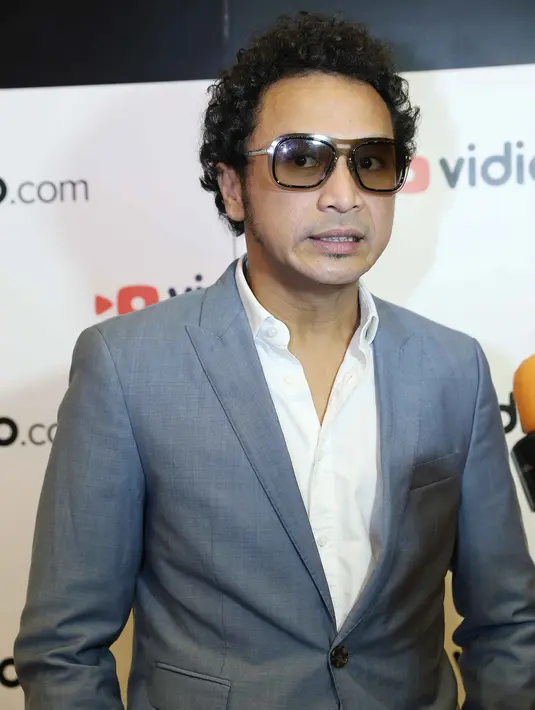 Perkenalannya dengan Ariel yang saat itu masih bersama Peterpan. Giring mendapat banyak wejangan, terutama pegalaman di industri musik. (Nurwahyunan/Bintang.com)