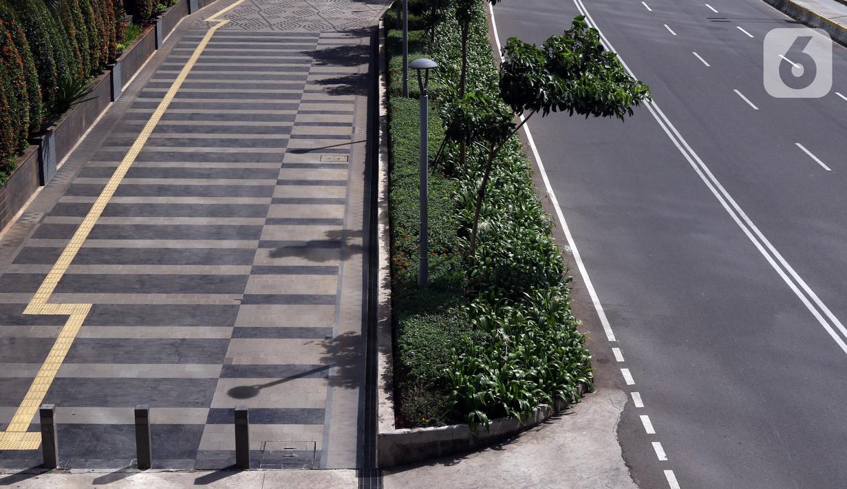 Suasana jalan dan pedestrian di kawasan Sudirman, Jakarta, Jumat (25/12/2020). Libur Natal dan Tahun Baru 2021 membuat jalanan di beberapa wilayah Ibu Kota terpantau lengang tanpa kemacetan. (Liputan6.com/Angga Yuniar)