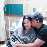 Kebahagiaan menyelimuti pasangan Sammy Simorangkir dan Viviane. Pasangan ini baru saja dikaruniai anak kedua. Viviane melahirkan bayi laki-laki ditanggal cantik dan diberi nama Elhanan Lasrora Simorangkir. [Instagram/sammysimorangkir/bukaan.moment]