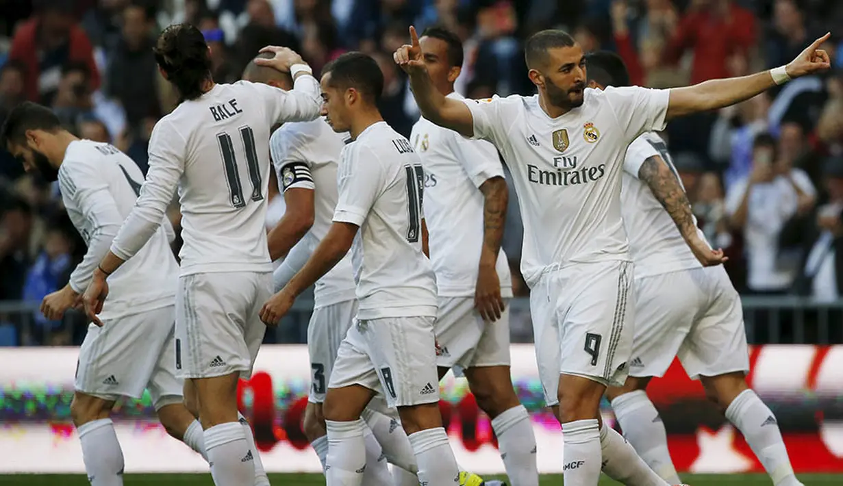 Para pemain Real Madrid merayakan gol yang dicetak Karim Benzema pada laga La Liga melawan Getafe di Stadion Santiago Bernabeu, Spanyol, Sabtu (5/12/2015). (Reuters/Susana Vera)