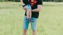 Dalam melakukan pemeotretan, Stefan William dan Lucio pun menggunakan baju yang kompakan. Seperti halnya saat ini ia pun mengenakan kaus dengan simbol Superman di dadanya. (Liputan6.com/IG/@stefannwilliam)
