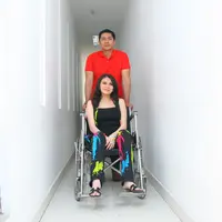 Adi Nugroho termasuk suami siaga. Saat sang istri, Donita berjuang melahirkan anak keduanya, ia pun dengan setia mendampingi. Tak disangka saat sang bayi terlahir ke dunia, ternyata ada masalah dengan anaknya. (Nurwahyunan/Bintang.com)