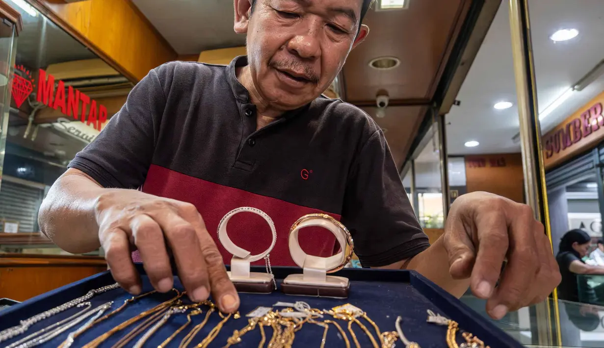 Seorang pedagang perhiasan emas bersiap untuk berbisnis di pusat perdagangan emas di Jakarta pada Jumat 29 Mei 2026. (BAY ISMOYO/AFP)