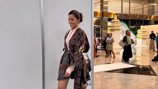 Pesona Titi Radjo Padmaja saat Kenakan Batik dengan Berbagai Model, Super Elegan dan Kasual