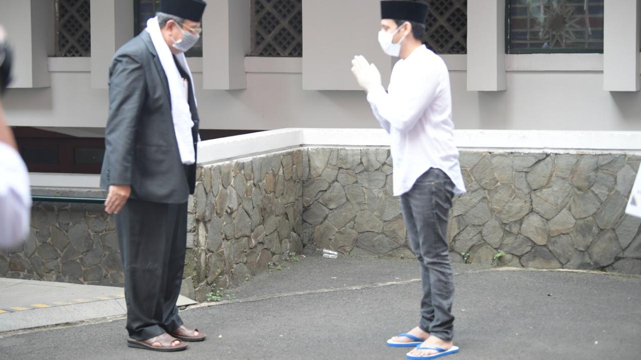 Menteri Pendidikan dan Kebudayaan (Mendikbud), Nadiem Makarim, melaksanakan Salat Idul Adha 1441 H di Masjid Baitut Tholibin kantor Kemendikbud, Jakarta, Jumat (31/7/2020).