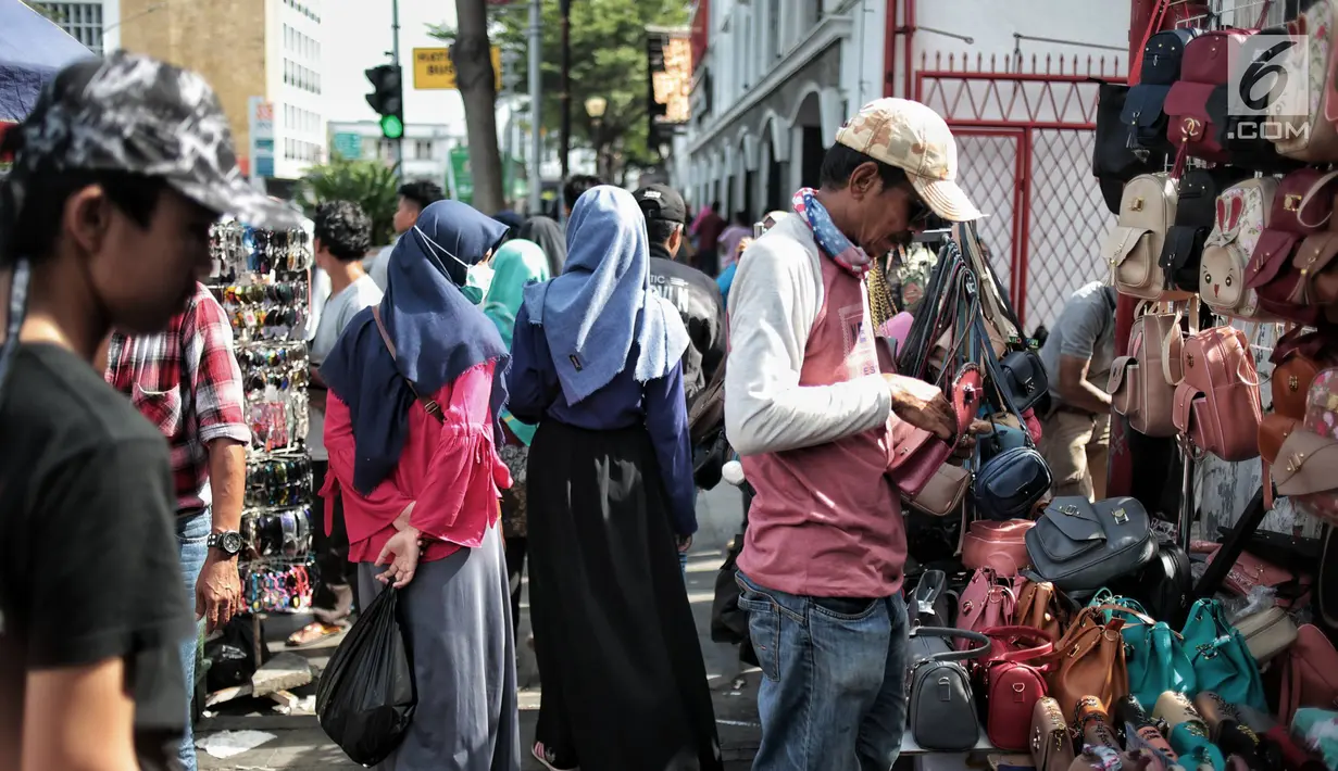Sejumlah pedagang kaki lima (PKL) memadati trotoar dan badan jalan kawasan Kota Tua, Jakarta, Kamis (27/12). Banyaknya PKL mengakibatkan Lokasi Binaan (Lokbin) yang berada di Jalan Cengkeh sepi pengunjung. (Liputan6.com/Faizal Fanani)