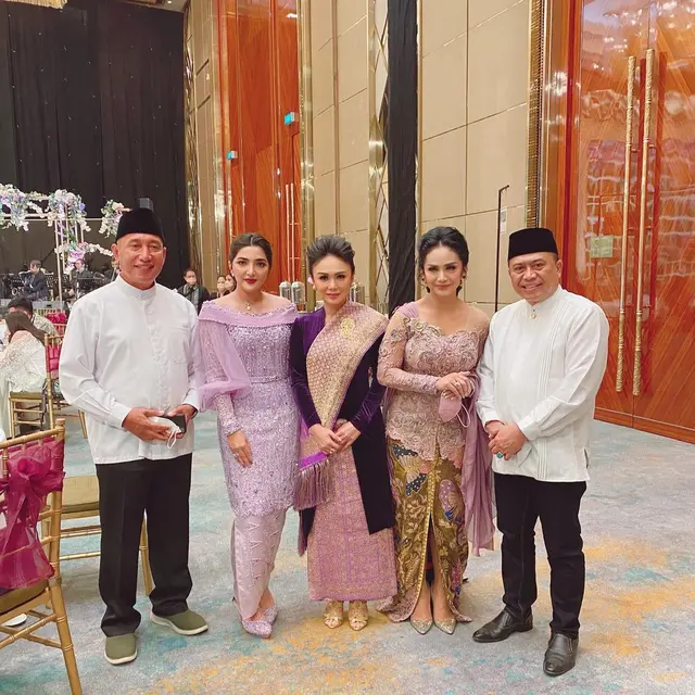 6 Potret Kedekatan Ashanty dan Krisdayanti di Acara Lamaran Aurel Hermansyah