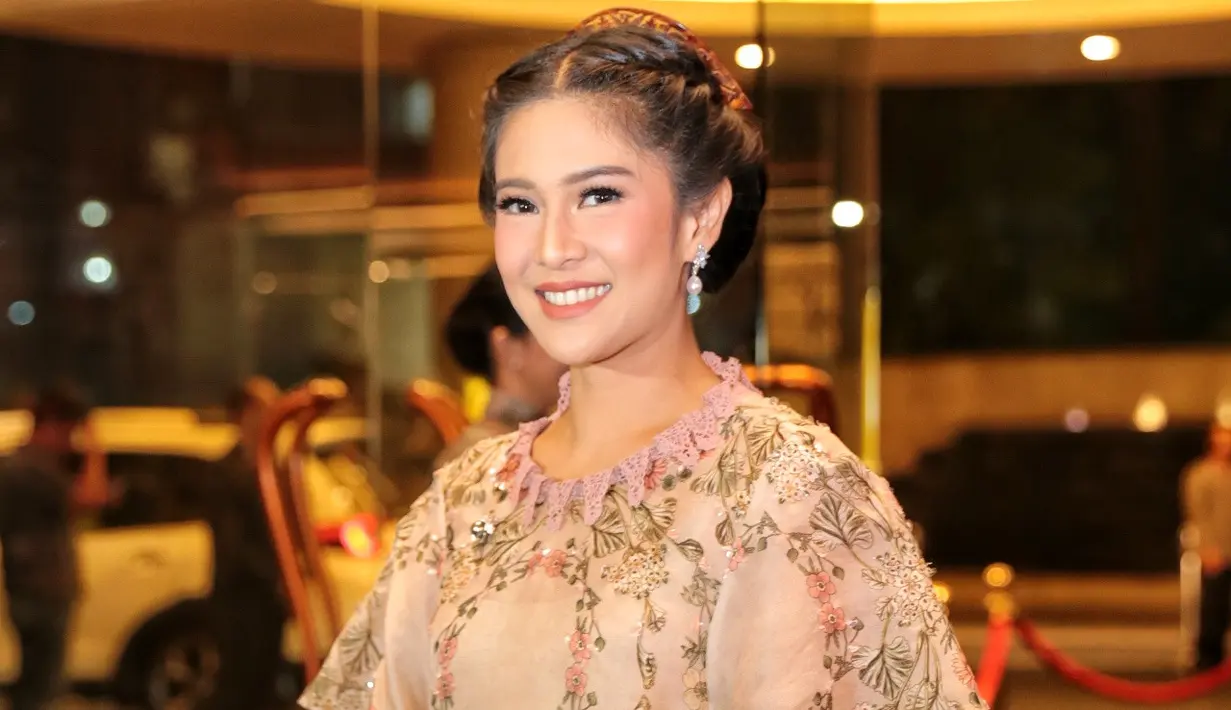 Pernikahan Raisa Andriana dan Hamish Daud tidak mengundang banyak tamu. Acara resepsi yang dilaksanakan di Ayana Midplaza Hotel Minggu (3/9) malam itu juga dihadiri oleh pemeran film Ada Apa Dengan Cinta, Dian Sastrowardoyo. (Adrian Putra/Bintang.com)