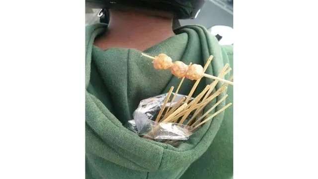 5 Kelakuan Kocak Makan di Jalan Raya Ini Bikin Geleng Kepala