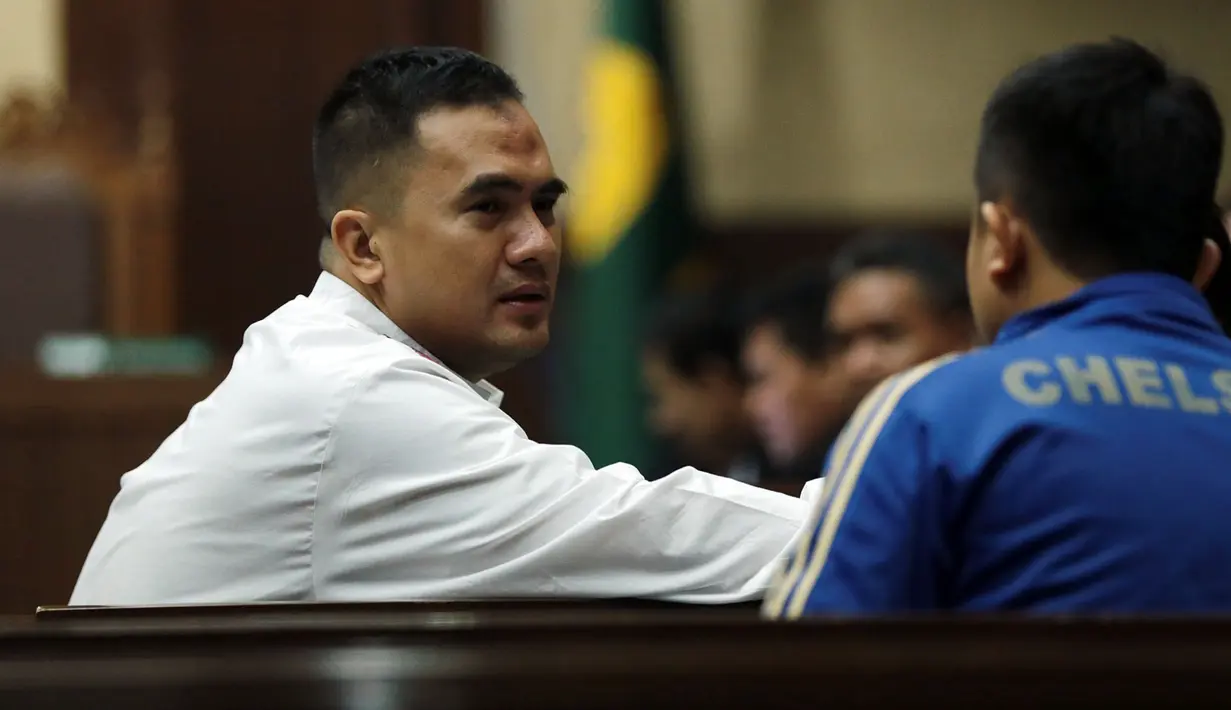 Pemandangan menarik di halaman pengadilan. Karangan bunga diperuntukan Komisi Pemberantasan Korupsi (KPK). 'KPK yang terhormat, ku percaya kepadamu, ku pasrah kepadamu. Di bawah kalimat tersebut tertanda Saipul Jamil & Iloveupul.(Deki Prayoga/Bintang.com)