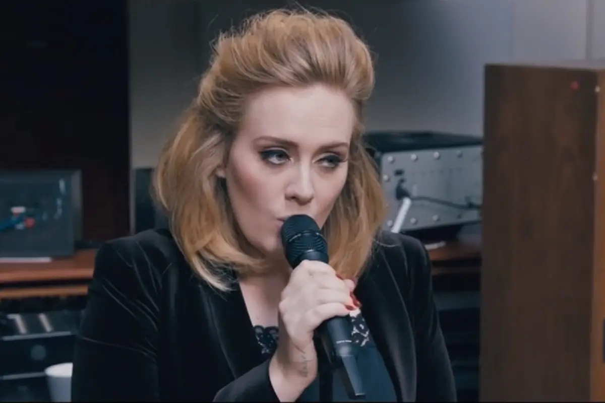 Adele dalam video When We Were Young.
