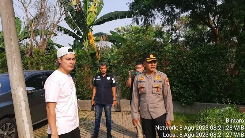 Kapolsek Pesanggrahan Kompol Tedjo Asmoro Saat mengecek langsung lokasi pembobolan mobil Baim Wong di Pesanggrahan, Jakarta Selatan