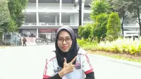 Seorang suporter Persija, Ayu Aprilianti rela berangkat ke Bekasi demi dapatkan tiket (Liputan6.com/Cakrayuri Nuralam)