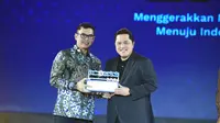 Menteri BUMN Erick Thohir serahkan penghargaan Best of The Best Sustainability untuk Pertamina, diterima oleh Direktur SDM Pertamina M Erry Sugiharto di acara BUMN Coporate Communications and Sustainability Summit (BCOMSS) 2024. (Foto: Istimewa)