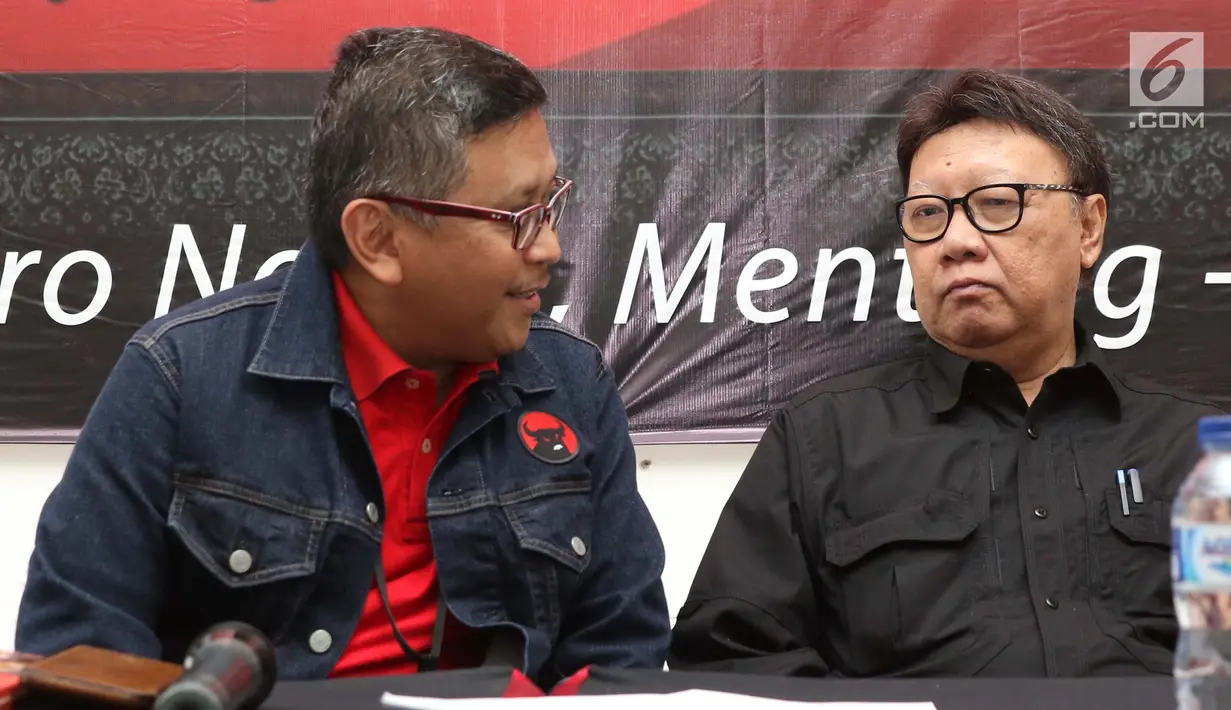 Sekjen PDIP Hasto Kristiyanto (kiri) bersama Mendagri Tjahjo Kumolo memberi keterangan terkait persiapan HUT ke-46 PDIP, Jakarta, Kamis (3/1). HUT dilaksanakan berbarengan dengan Rakornas di JIExpo Kemayoran 10 Januari. (Liputan6.com/Helmi Fithriansyah)