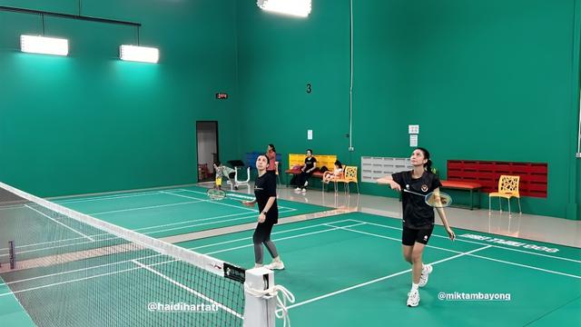 7 Momen Badminton Date Mikha Tambayong dan Deva Mahenra yang Tampil Kompak