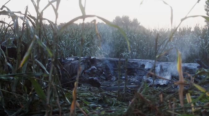 <p>Puing-puing pesawat kargo Antonov membara di desa Palaiochori di Yunani utara, setelah dilaporkan jatuh pada Sabtu di dekat kota Kavala, Minggu (17/7/2022). Belum diketahui berapa korban jiwa di insiden tersebut. (AP Photo/Giannis Papanikos)</p>