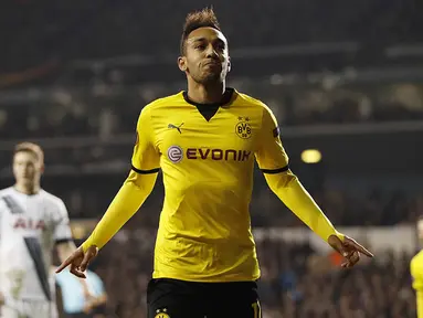 Penyerang Dortmund, Pierre-Emerick Aubameyang, merayakan gol ke gawang Tottenham pada leg kedua babak 16 besar Liga Europa di Stadion White Hart Lane, Inggris, Jumat (18/3/2016) dini hari WIB. Dortmund lolos dengan agregat 5-1. (Reuters/John Sibley)