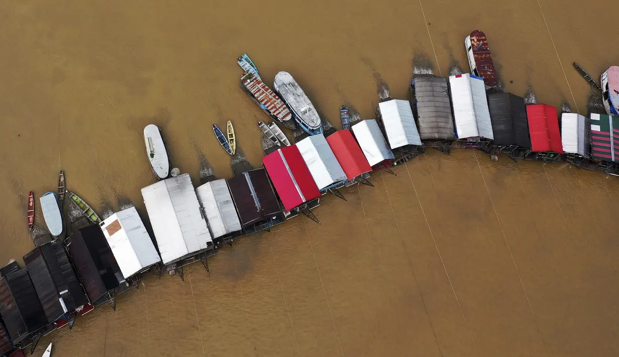Tongkang pengerukan yang dioperasikan penambang ilegal berkumpul di anak Sungai Amazon, Sungai Madeira, di Autazes, Amazonas, Brasil, 25 November 2021. Para pencinta lingkungan membunyikan alarm tentang konvergensi perahu yang belum pernah terjadi sebelumnya. (AP Photo/Edmar Barros)