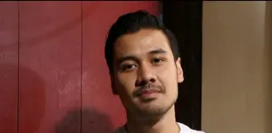 Chiko Jericho berperan sebagai tukang pos yang jatuh hati dengan Kartini dalam film 'Surat Cinta Kartini.'