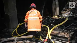 Petugas pemadam kebakaran melakukan pendingan di gedung Hailai yang terbakar di kawasan Ancol, Jakarta Utara, Selasa (5/11/2019). Gedung yang dulunya difungsikan untuk restoran dan tempat hiburan tersebut mengalami kerusakan parah dan luas di bagian lantai atas. (Liputana6.com/Faizal Fanani)
