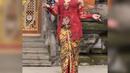 Saat Imlek Rossa tampil di televisi Cina. Dalam kesempatan itu, ia tampil mengenakan kebaya merah brokat dari Anne Avantie dipadukan kain batik warna kecokelatan.  (@anneavantieheart)