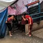 Mereka yang terpaksa tinggal di tenda-tenda tipis dan yang lainnya mengungsi ke selatan untuk menghindari pemboman militer Israel. (SAID KHATIB / AFP)