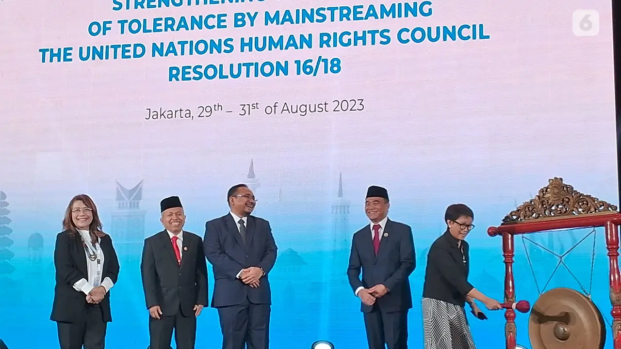 Jakarta Plurilateral Dialogue 2023: Menlu RI Retno Marsudi bersama Menag Yaqut Cholil dan Menko PMK Muhadjir Effendy memukul gol untuk secara simbolis memulai acara.