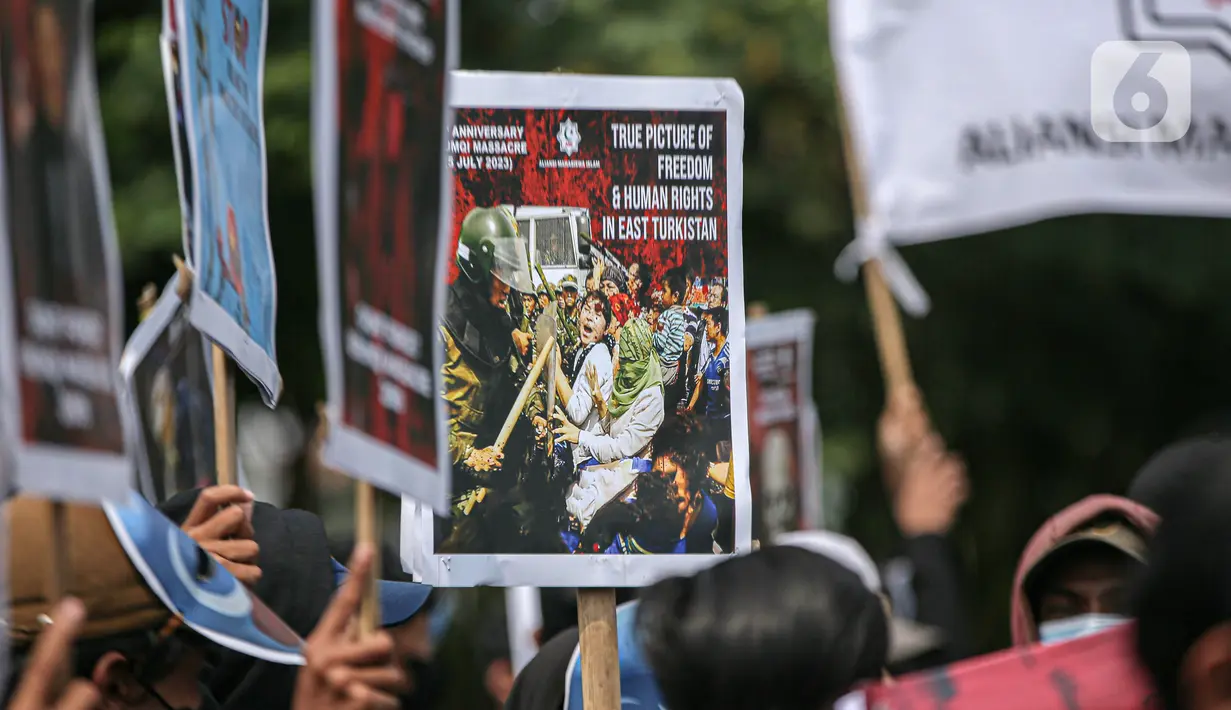 Selain itu, massa juga melakukan aksi teatrikal untuk memggambarkan suasana mencekam Tragedi Berdarah Urumqi 5 Juli 2009. (Liputan6.com/Faizal Fanani)