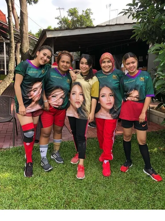 6 Gaya Ayu Ting Ting saat Tanding Sepak Bola, Curi Perhatian