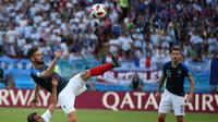 Penyerang Timnas Prancis, Olivier Giroud (dua dari kiri), berduel dengan bek Argentina Gabriel Mercado (kiri), pada laga 16 Besar Piala Dunia 2018, di Kazan Arena, Sabtu (30/6/2018) malam WIB. (AFP/Roman Kruchinin)