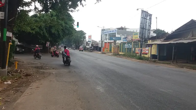 Jalan Siliwangi yang menghubungkan Kota Bekasi dan Kabupaten Bogor mulai sepi menyusul akan diberlakukannya SPBB. (Foto: Liputan6.com/Bam Sinulingga)