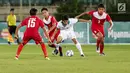 Pemain Timnas U-19 Indonesia Muhammad Iqbal menggiring bola dengan kawalan Timnas U-19 Filipina dalam laga kedua Grup B Piala AFF U-18 di Thuwunna Stadium, Myanmar, Kamis (8/9). Timnas U-19 Indonesia menang telak 9-0. (Liputan6.com/Yoppy Renato)