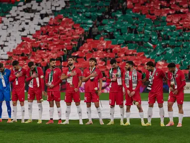 Pemain-pemain Palestina berbaris sebelum pertandingan persahabatan melawan pemain-pemain Spanyol dari wilayah Basque, yang diadakan sebagai protes terhadap aksi militer Israel di Gaza, di Bilbao, Spanyol, Sabtu 15 November 2025. Puluhan ribu penonton memenuhi Stadion San Mames, markas Athletic Bilbao, sebagai bagian dari aksi solidaritas yang kuat untuk Palestina. (AP Photo/Miguel Oses)