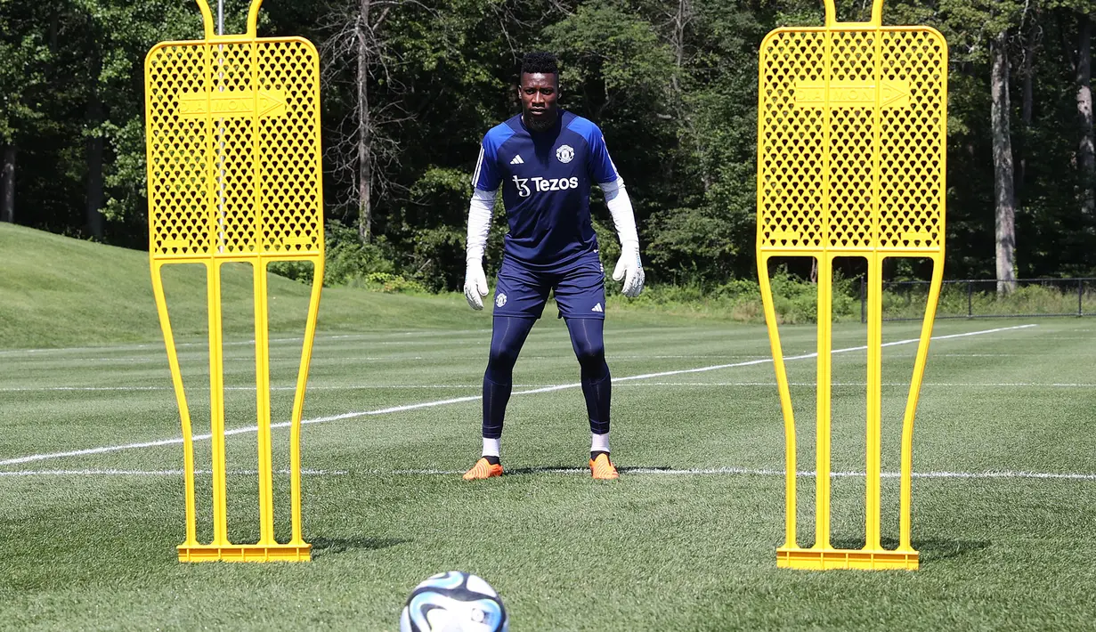 <p>Kiper anyar Manchester United, Andre Onana melakukan latihan perdana bersama timnya di Pusat Pelatihan Pingry School, New Jersey, 22 Juli 2023. Manchester United, ikutkan Andre Onana ke tur pramusim Amerika Serikat walau belum diresmikan klub. (FOTO: twitter.com/ManUtd)</p>