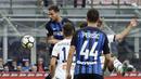 Bek Inter Milan, Danilo D'Ambrosio, melepaskan tandukan kepala ke gawang Genoa pada laga Serie A di Stadion Giuseppe Meazza, Minggu (24/9/2017). Inter Milan menang 1-0 atas Genoa. (AP/Luca Bruno)