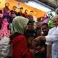 Seorang anak mencium tangan Bakal Calon Gubernur DKI Jakarta Anies Baswedan di Pasar Tanah Abang, Jakarta, Jumat (21/10). Dalam kunjungannya Anies Baswedan menyapa para pengunjung dan pedagang Pasar Tanah Abang. (Liputan6.com/Johan Tallo)