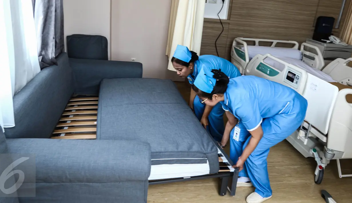 Perawat sedang merapikan sofa bed di rawat inap executive level, RS Royal Progress Sunter, Jakarta, Kamis (28/7). Ruang kamar berinterior Zen membantu proses pemulihan kesehatan pasien. (Liputan6.com/Fery Pradolo)