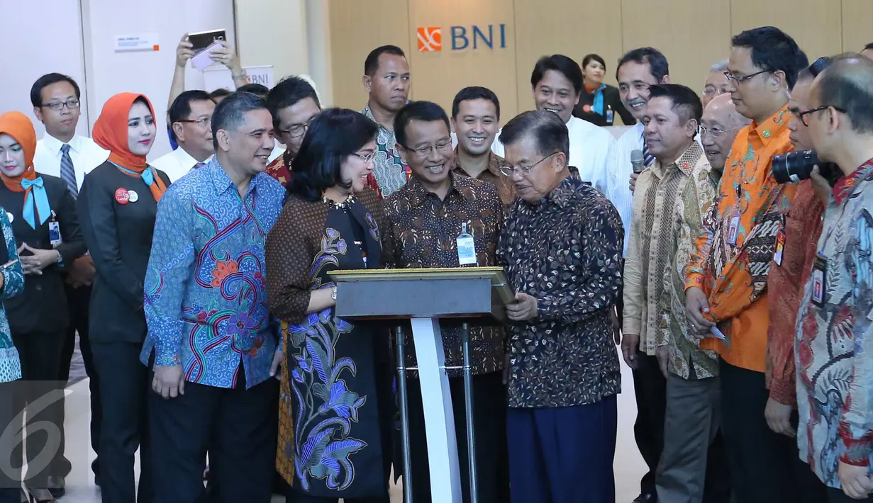 Wapres Jusuf Kalla menandatangani prasasti saat mengunjungi Outlet BNI di Terminal 3 Bandara Soetta di Tangerang, Banten (15/8). Wapres didampingi Direktur Hubungan Kelembagaan dan Transaksional Perbankan BNI Adi Sulistyowati.(Liputan6.com/Angga Yuniar)