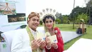 Arie dan Rasti memamerkan buku nikahnya. Keduanya melakukan akad nikah di teras hotel. Jelang acara, hujan mulai menguyur lokasi tempat terbuka yang sebelumnya telah direncanakan sebagai tempat akad nikah. (Daniel Kampua/Bintang.com)