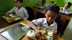 Beberapa siswa menikmati makanan yang disediakan lewat program pemerintah Indonesia, Makan Bergizi Gratis (MBG), di sebuah sekolah dasar di Darul Kamal, Provinsi Aceh pada Senin 13 Oktober 2025. (CHAIDEER MAHYUDDIN/AFP)