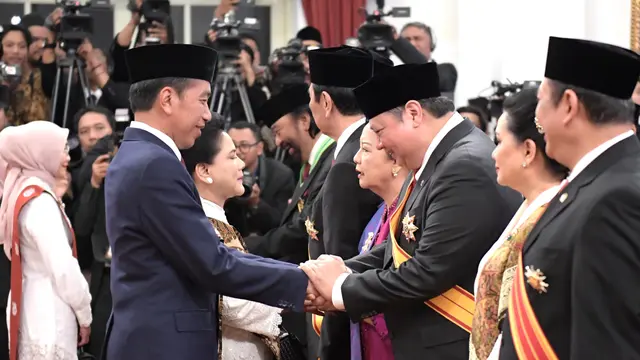 Menko Airlangga Dapat Tanda Kehormatan dari Jokowi, Ini Segudang Prestasinya