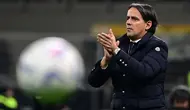 Pelatih Inter Milan, Simone Inzaghi memberikan instruksi kepada pemainnya saat laga lanjutan Liga Italia 2023/2024 melawan Empoli yang berlangsung di Stadion Giuseppe Meazza, Milan, Italia, Selasa (02/04/2024) WIB. (AFP/Piero Cruciatti)