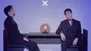 Berbeda dengan foto pertama, foto kedua menampilkan Seungwoo yang berpakaian setelan jas hitam dengan tatanan rambut 'poni koma' yang khas dengan gaya idol K-pop. (Liputan6.com/Twitter/@x1official101)
