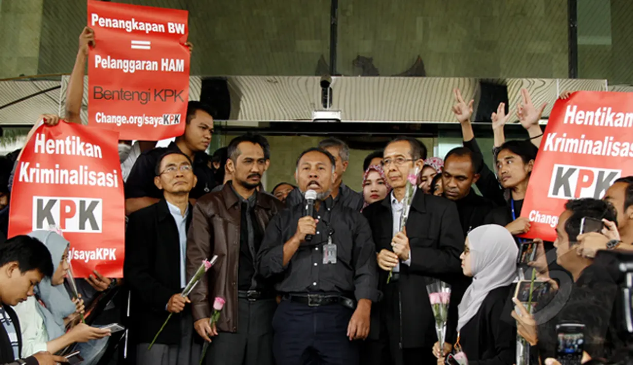 Wakil Ketua KPK, Bambang Widjojanto memberikan pernyataan di depan gedung KPK, Jakarta, Selasa (3/2/2015). Bambang Widjojanto bersiap memenuhi panggilan pemeriksaan kedua sebagai tersangka di Bareskrim Mabes Polri. (Liputan6.com/Faisal R Syam)