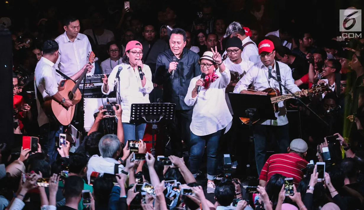 Para menteri yang tergabung dalam grup band Elek Yo Band tampil pada acara malam amal penggalangan dana untuk korban gempa Lombok di Jakarta, Kamis (9/8). Konser Kemanusiaan Untuk Lombok terkumpul Rp 2,2 M. (Liputan6.com/Faizal Fanani)