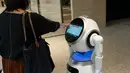 Sebuah robot pemandu membantu pengunjung dalam uji coba yang dilakukan di sebuah bangunan komersial di Tokyo, Jepang (14/9/2020). Robot-robot ini diharapkan dapat membantu masyarakat mengurangi risiko terjangkit COVID-19. (Xinhua/Pemerintah Kota Metropolitan Tokyo)