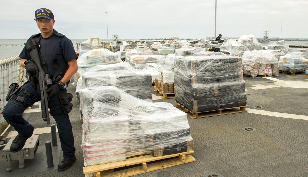 Seorang anggota US Coast Guard berjaga di dekat 33 ton kokain senilai sekitar Rp 13 triliun lebih, di California, Senin (10/8/2015). Kokain tersebut disita dari kapal semi-sumbersible di timur Samudera Pasifik pada Kamis (6/8). (REUTERS/Mike Blake)
