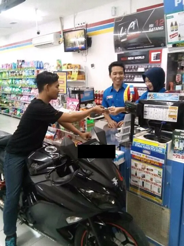 6 Aksi Absurd Belanja Pakai Motor di Minimarket Ini Bikin Ngakak